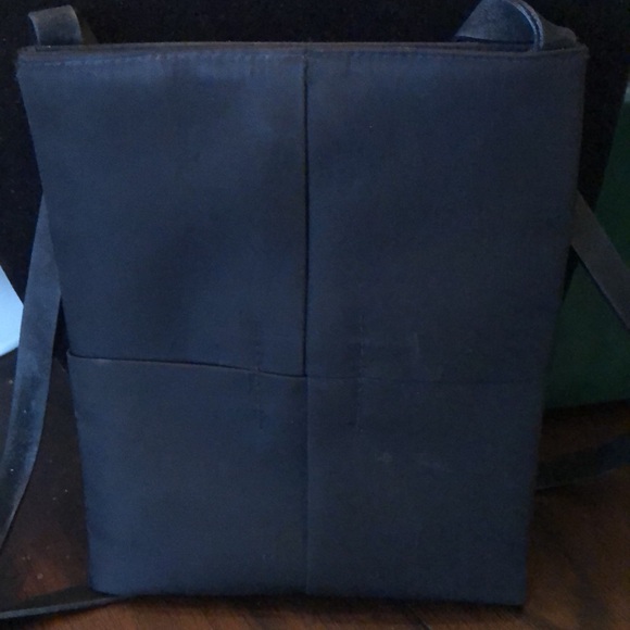 DKNY Fabric interlock fabric design, leather strap lined, zipper pocket bag - Picture 4 of 10